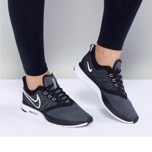 NWT. Nike black/white running air zoom strike